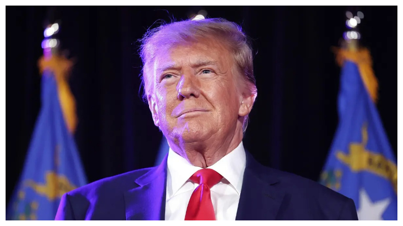 El ex presidente y candidato presidencial republicano Donald Trump se prepara para pronunciar un discurso en Las Vegas el 8 de julio del 2023. (Mario Tama/Getty Images)