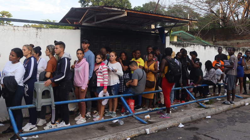 Migrantes hacen fila mientras esperan para regularizar su documentación, el 4 de septiembre de 2023, en el municipio de Tapachula (México). (EFE/Juan Manuel Blanco)