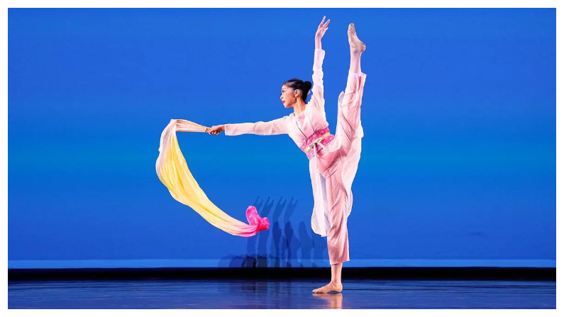 Bailarines suben al escenario en la ronda preliminar del Concurso Internacional de Danza Clásica China de NTD en Purchase, Nueva York, el 7 de septiembre del 2023. (Larry Dye)
