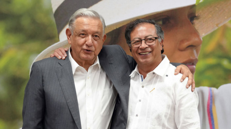 Fotografía cedida por la presidencia de Colombia del presidente mexicano, Andrés Manuel López Obrador (izq.) en reunión con su homólogo, Gustavo Petro, con quien conversó de las iniciativas de paz que hay en marcha en el país y sobre el cambio de paradigma mundial con las drogas, el 8 de septiembre en Cali, Colombia. (EFE/ Presidencia De Colombia)