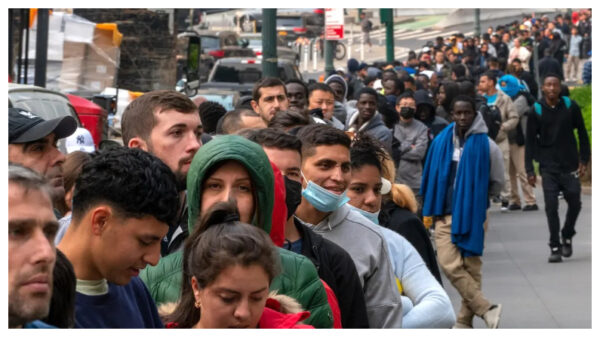 Cientos de inmigrantes ilegales hacen cola ante el edificio federal Jacob K. Javits de Nueva York el 6 de junio del 2023. (David Dee Delgado/Getty Images)