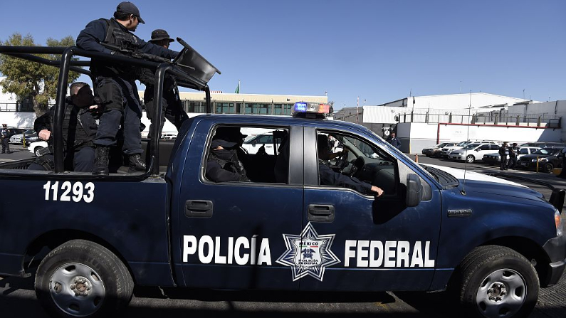 Personal de la Policía Federal mexicana en una camioneta monta guardia frente a la Procuraduría General de la República en Ciudad de México el 27 de febrero de 2015. (ALFREDO ESTRELLA/AFP via Getty Images)