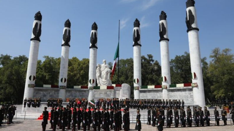 Fotografía que muestra una ceremonia este miércoles en el marco de la conmemoración del 176 aniversario de la gesta heroica de los Niños Héroes, en el Altar de la Patria en la Ciudad de México, México. (EFE/Mario Guzmán)