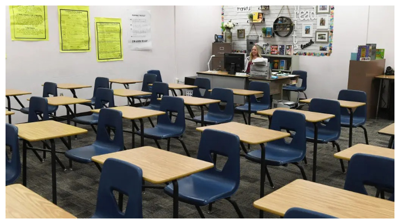 Kellie Goodall enseña una clase de inglés de octavo grado en línea desde su aula vacía en Walter Johnson Junior High School en el primer día de aprendizaje a distancia para el Distrito Escolar del Condado de Clark en medio de la propagación del COVID-19 en Las Vegas, Nevada, el 24 de agosto del 2020. (Ethan Miller/Getty Images)