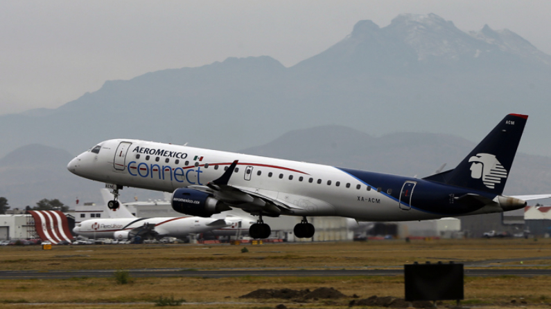 Fotografía de archivo de un avión de Aeroméxico en el Aeropuerto Internacional de Ciudad de México. (EFE/José Méndez)
