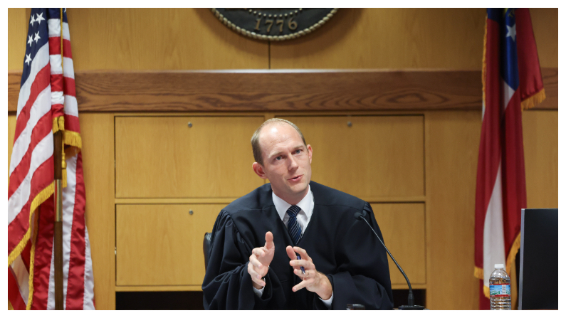 El juez del Tribunal Superior Scott McAfee escucha las mociones de los abogados que representan a Ken Chesebro y Sidney Powell el 6 de septiembre de 2023 en la Corte del Condado de Fulton en Atlanta, Georgia. (Foto de Jason Getz-Pool/Getty Images)