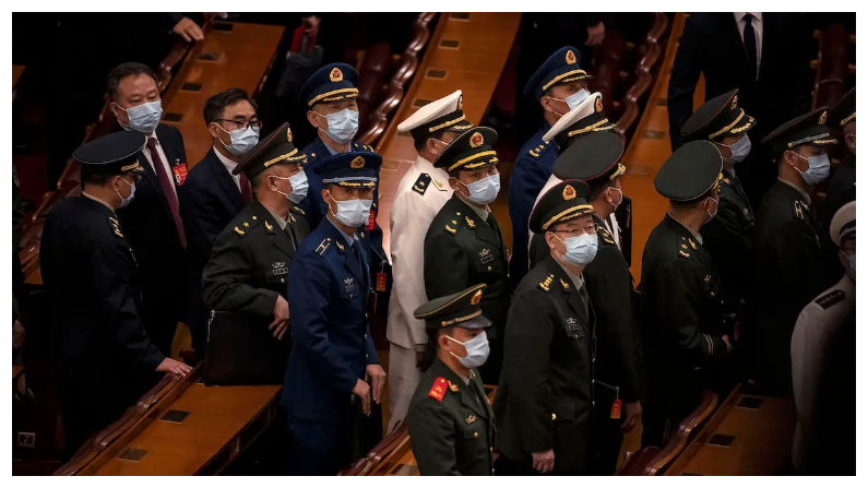 Delegados militares chinos abandonan la sesión de clausura del XX Congreso Nacional del Partido Comunista de China, en El Gran Salón del Pueblo en Pekín, el 22 de octubre de 2022. (Kevin Frayer /Getty Images)
