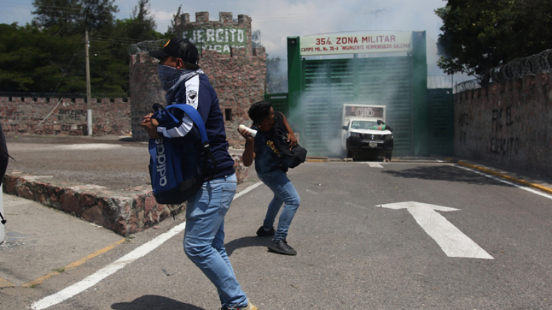 Estudiantes vandalizan el 14 de septiembre de 2023 un cuartel militar durante protestas para exigir justicia por los 43 normalistas desaparecidos de Ayotzinapa, en Chilpancingo, estado de Guerrero, México. (EFE/José Luis de la Cruz)