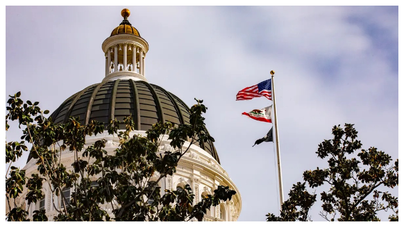 El edificio del Capitolio del Estado de California en Sacramento el 18 de abril de 2022. (John Fredricks/The Epoch Times)