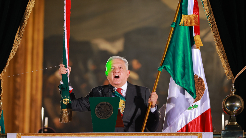 El presidente de México, Andrés Manuel López Obrador, da el Grito de Independencia anual como parte de la celebración del Día de la Independencia de México en el Zócalo el 15 de septiembre de 2023 en la Ciudad de México, México. (Hector Vivas/Getty Images)