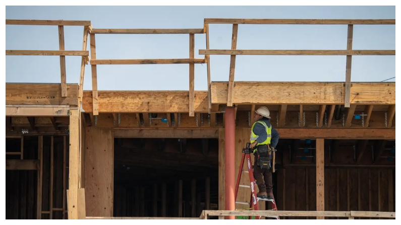 Un trabajador de la construcción construye viviendas en Huntington Beach, California, el 17 de marzo del 2023. (John Fredricks/The Epoch Times)