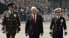 López Obrador preside desfile militar para conmemorar la Independencia de México