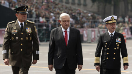 López Obrador preside desfile militar para conmemorar la Independencia de México