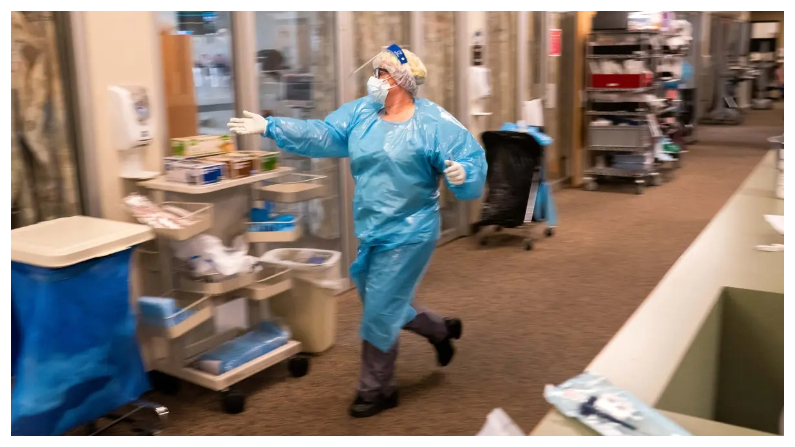 Una enfermera del Centro Médico Asante Three Rivers corre a una habitación de la unidad de cuidados intensivos para ayudar mientras el personal médico trata a un paciente de COVID-19 en Grants Pass, Oregón, el 9 de septiembre del 2021. (Nathan Howard/Getty Images)