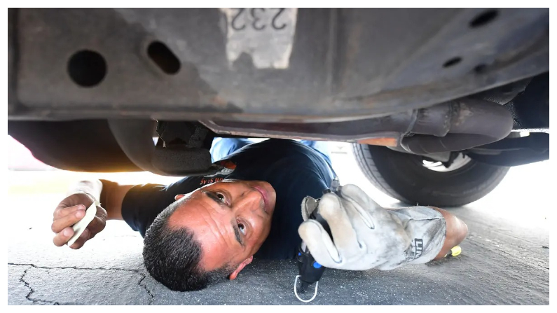 El ayudante del sheriff de Los Ángeles Jaime Moran graba el catalizador de un vehículo con un número rastreable en City of Industry, California, el 14 de julio del 2021. (Frederic J. Brown/AFP vía Getty Images)