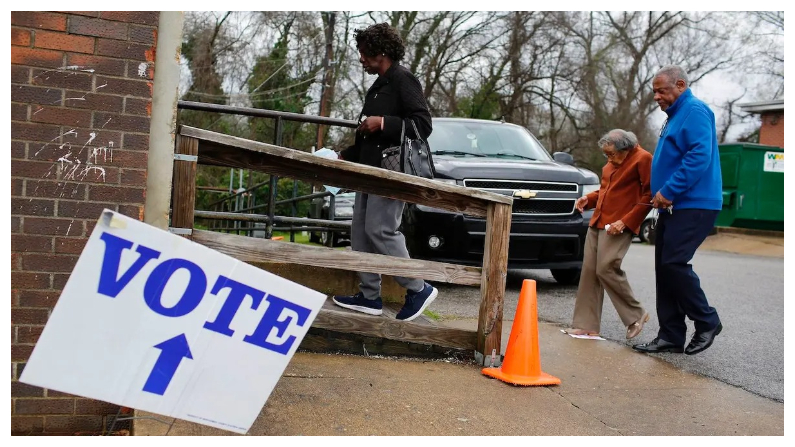 Votante entra en un colegio electoral en Floyd Middle Magnet School durante las primarias presidenciales demócratas en Montgomery, Alabama, el 3 de marzo del 2020. (Joshua Lott/AFP vía Getty Images)