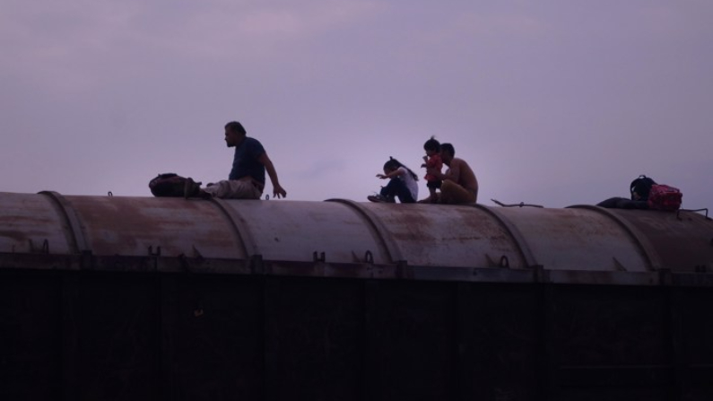 Fotografía de archivo de migrantes centroamericanos que descansan sobre las góndolas del tren de carga llamado "la Bestia" en su travesía por territorio mexicano para lograr el objetivo de llegar a la frontera con Estado Unidos, en Arriaga, México. (EFE/Carlos López)
