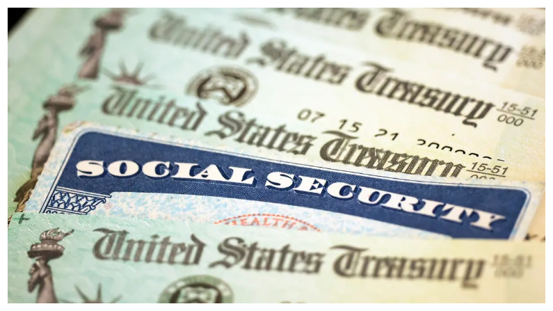 Una tarjeta de la Seguridad Social junto a cheques del Tesorero de EE.UU. en Washington el 14 de octubre del 2021. (Kevin Dietsch/Getty Images)
