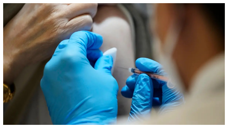 Una persona recibe la vacuna COVID-19 en Tokio el 31 de enero del 2022. (Eugene Hoshiko/Pool/AFP vía Getty Images)