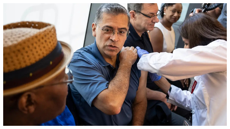 El Secretario de Sanidad de EE.UU., Xavier Becerra, recibe una de las nuevas vacunas COVID-19 en un CVS de Washington el 20 de septiembre del 2023. (Drew Angerer/Getty Images)