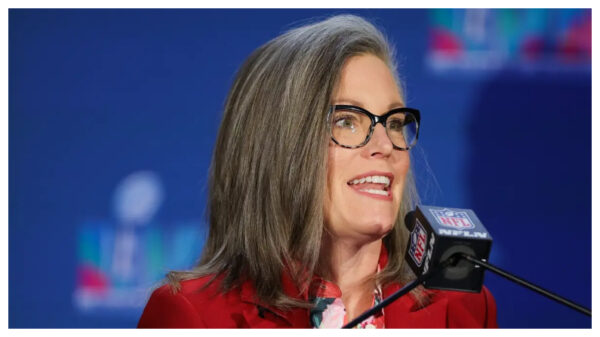 La gobernadora de Arizona, Katie Hobbs, habla durante la conferencia de prensa del Comité Anfitrión de la Super Bowl LVII en el Centro de Convenciones de Phoenix, Arizona, el 13 de febrero del 2023. (Carmen Mandato/Getty Images)
