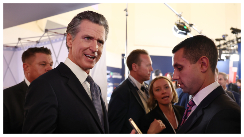 El gobernador de California, Gavin Newsom, habla con los periodistas en la sala de prensa tras el debate de las primarias republicanas de FOX Business en la Biblioteca Presidencial Ronald Reagan el 27 de septiembre de 2023 en Simi Valley, California.  (Mario Tama/Getty Images)