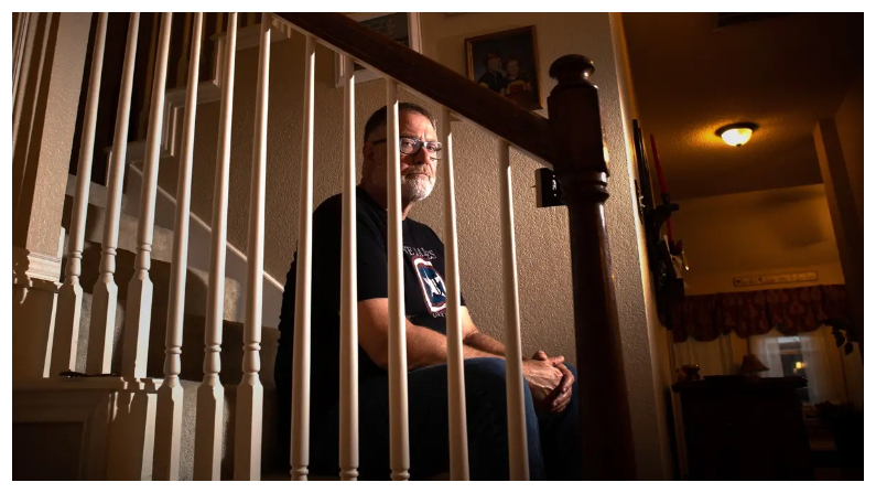 Jeff Younger, un padre que luchó para evitar que su ex esposa pudiera someter a una operación de "reafirmación de género" para su hijo preadolescente en California, sentado en una escalera de su casa de Flower Mound, Texas, el 16 de septiembre del 2022. (Bobby Sanchez para The Epoch Times)