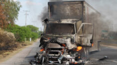 Presuntos sicarios queman camiones y bloquean carretera en Nuevo León