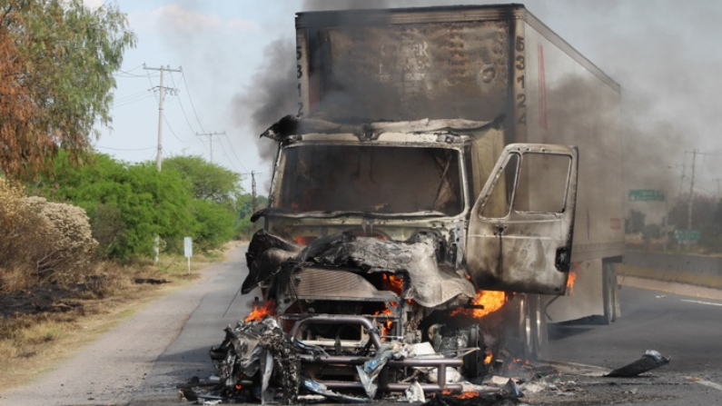 Presuntos sicarios queman camiones y bloquean carretera en estado mexicano de Nuevo León