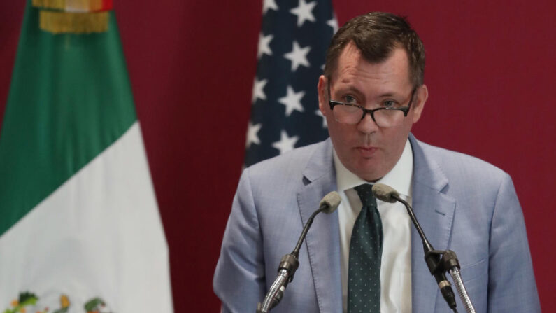 El representante comercial adjunto de Estados Unidos, el embajador Jayme White habla durante una conferencia de prensa el 21 de septiembre de 2023, en la Ciudad de México (México). EFE/Sáshenka Gutiérrez