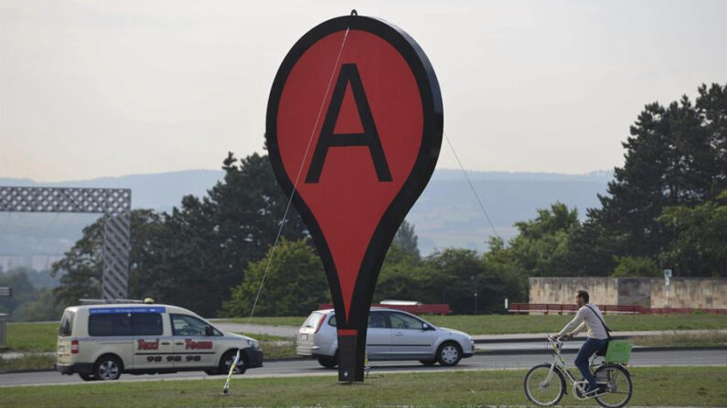Fotografía de archivo de un icono gigante de Google Maps. EFE/Uwe Zucchi