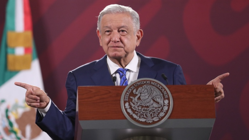 El presidente de México, Andrés Manuel López Obrador, habla durante su rueda de prensa matutina hoy 28 de septiembre de 2023, en el Palacio Nacional, en la Ciudad de México. (EFE/Sáshenka Gutiérrez)