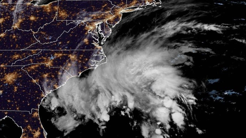 Fotografía satelital cedida por la Oficina Nacional de Administración Oceánica y Atmosférica (NOAA) a través del Centro Nacional de Huracanes (NHC) de Estados Unidos donde se muestra la localización del ciclón tropical en el Atlántico frente a las costas estadounidenses. EFE/ NOAA-NHC