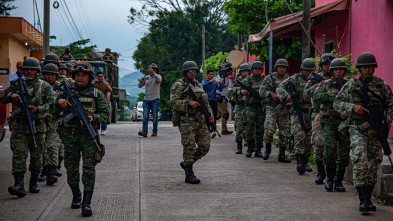 Miembros del Ejercito Mexicano realizan "patrullajes y reconocimiento del área urbana y rural del municipio de Comala estado de Chiapas, México. (EFE/ Carlos López)