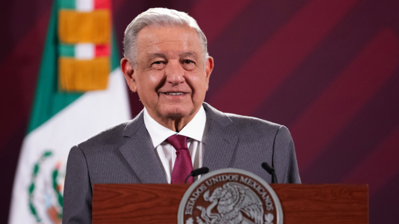 Fotografía cedida por la Presidencia de México del mandatario mexicano, Andrés Manuel López Obrador, durante una rueda de prensa en el Palacio Nacional de Ciudad de México. El presidente mexicano, Andrés Manuel López Obrador, defendió este jueves 28 de septiembre de 2023 a Omar García Harfuch, favorito en las encuestas del oficialismo para ser jefe de Gobierno de Ciudad de México, tras aparecer en el informe de la Comisión de la Verdad de los 43 estudiantes desaparecidos de Ayotzinapa. (EFE/ Presidencia De México)