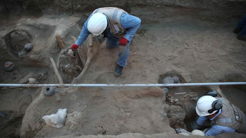 Arqueólogos realizan los trabajos de excavación el 22 de septiembre de 2023, en un cementerio prehispánico de casi mil años de antigüedad descubierto en la periferia de Lima (Perú). EFE/Paolo Aguilar