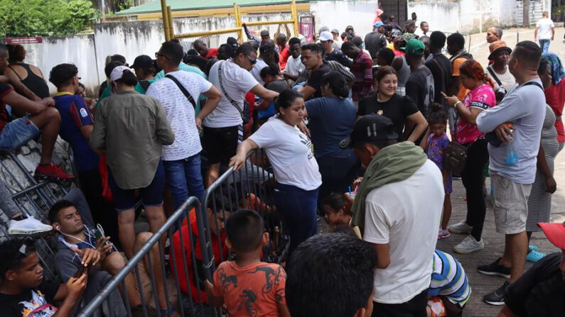 Migrantes hacen fila en espera de peticiones de asilo el 13 de septiembre de 2023, en la ciudad de Tapachula en el estado de Chiapas (México). EFE/Juan Manuel Blanco