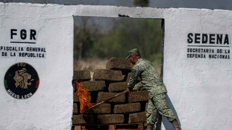 Soldados del Ejército Mexicano queman hoy 29 de septiembre de 2023 un alijo decomisado de estupefacientes, en la VII Zona Militar en Apodaca, estado de Nuevo León, México. EFE/Miguel Sierra)