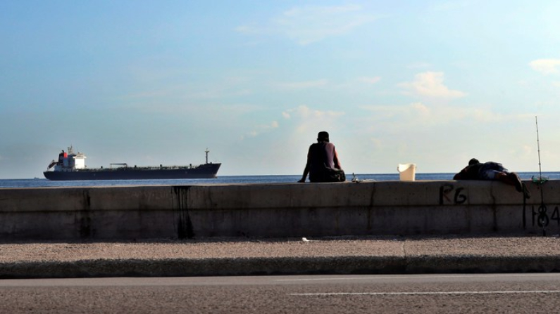 Vista de un petrolero que entra en la bahía de La Habana, en una fotografía de archivo. (EFE/ Ernesto Mastrascusa)