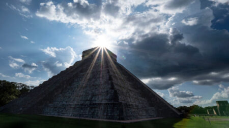 Equinoccio de Otoño: Inicio del frío y de las cosechas, simbolizado en la pirámide de Chichen Itzá