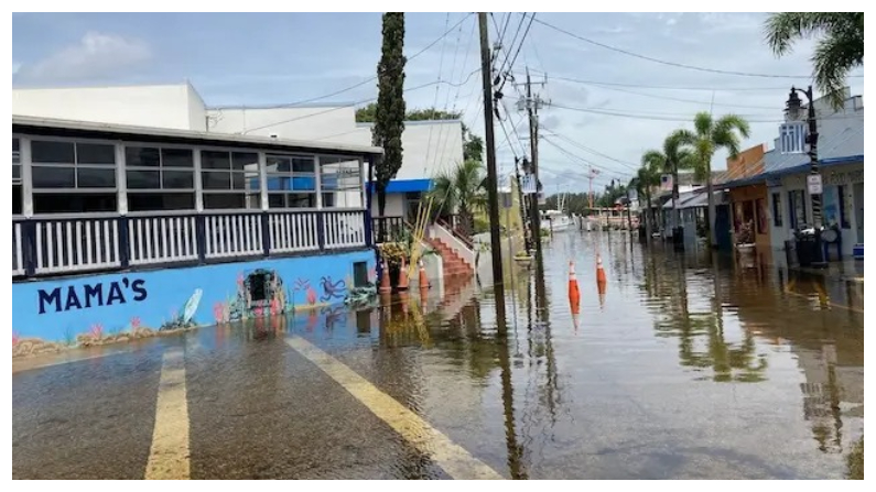 La intersección de las calles Cross y Athens junto al Dodecanese Boulevard en Tarpon Springs, Florida, seguía inundada hacia el mediodía del 30 de agosto del 2023, más de 12 horas después de que el huracán Idalia pasara a 125 millas al oeste la noche anterior. (John Haughey/The Epoch Times)