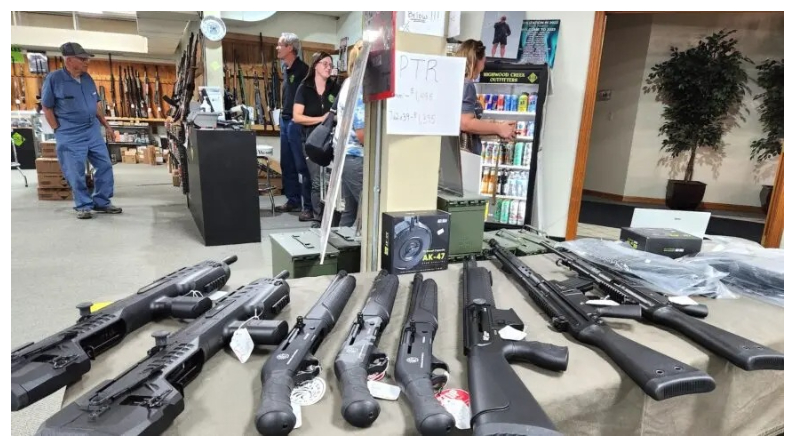 Varias armas de fuego se exhiben en Highwood Creek Outfitters en Great Falls, Montana, el 20 de junio del 2023. Agentes de la División Criminal del IRS allanaron la armería el 14 de junio, incautando cajas llenas de información privada de propietarios de armas. (Allan Stein/The Epoch Times)