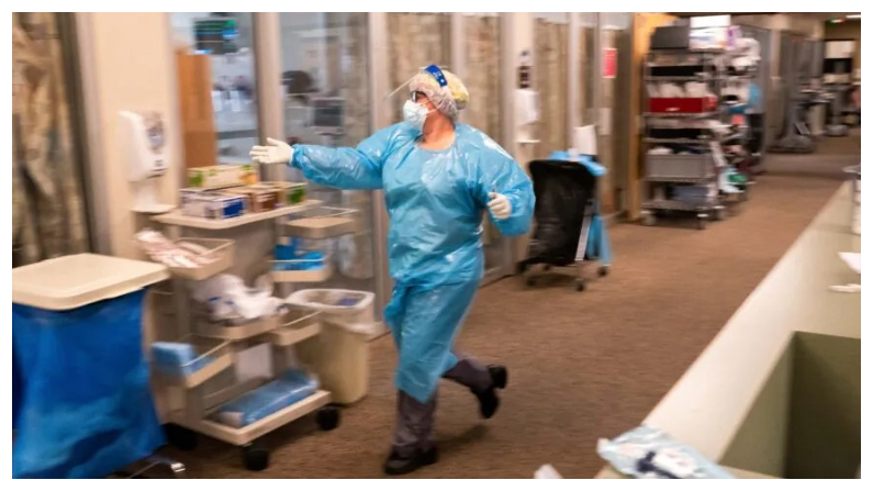 Una enfermera del Centro Médico Asante Three Rivers corre a una habitación de la Unidad de Cuidados Intensivos para ayudar mientras el personal médico trata a un paciente con COVID-19 en Grants Pass, Oregón, el 9 de septiembre del 2021. (Nathan Howard/Getty Images)