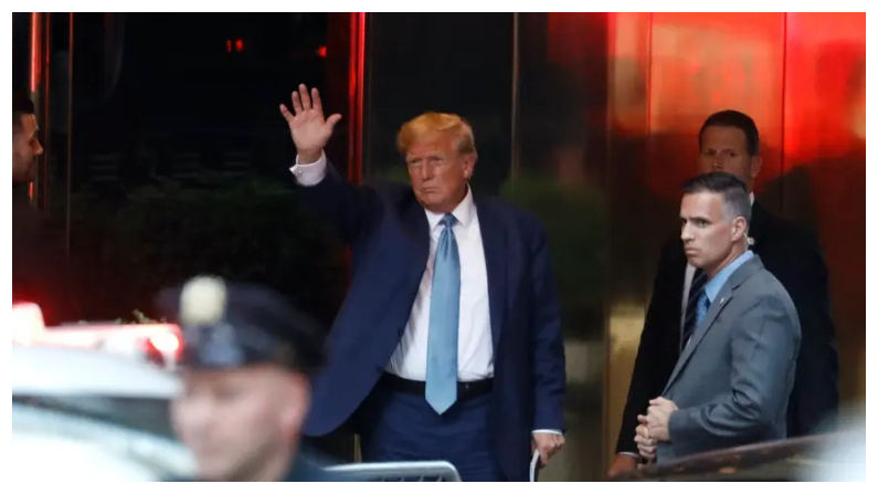 El expresidente estadounidense Donald Trump llega a la Torre Trump tras una declaración en la oficina del fiscal general de Nueva York el 13 de abril del 2023. (John Lamparski/Getty Images)