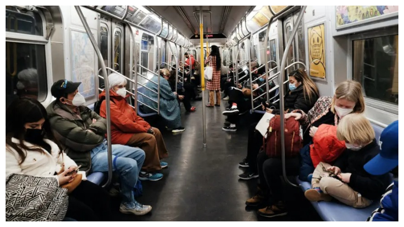 Varias personas viajan en un tren F del metro MTA el 11 de marzo del 2022 en Nueva York.  (Spencer Platt/Getty Images)