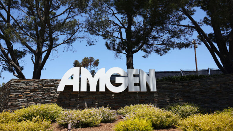El logotipo de Amgen se muestra fuera de la sede de Amgen el 17 de mayo de 2023 en Thousand Oaks, California. (Mario Tama/Getty Images)