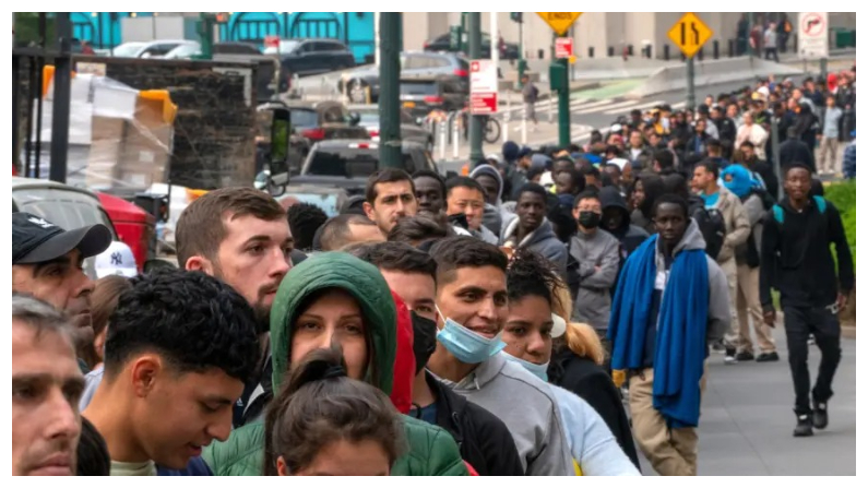 Cientos de inmigrantes ilegales hacen cola ante el edificio federal Jacob K. Javits en Nueva York el 6 de junio del 2023. (David Dee Delgado/Getty Images)
