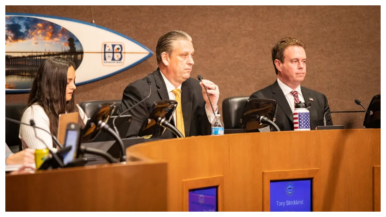 El alcalde de Huntington Beach, Tony Strickland (C), habla en una reunión del consejo municipal en el Centro Cívico de Huntington Beach, California, el 17 de enero del 2023. (John Fredricks/The Epoch Times)