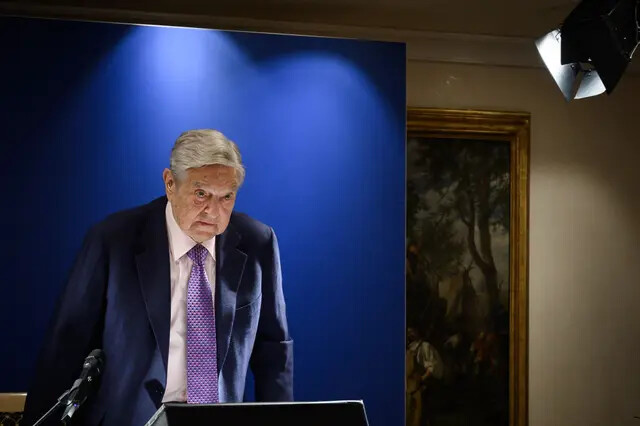 George Soros llega para pronunciar un discurso al margen de la reunión anual del Foro Económico Mundial (FEM), en Davos, Suiza, el 24 de enero de 2019. (Fabrice Coffrini/AFP vía Getty Images)
