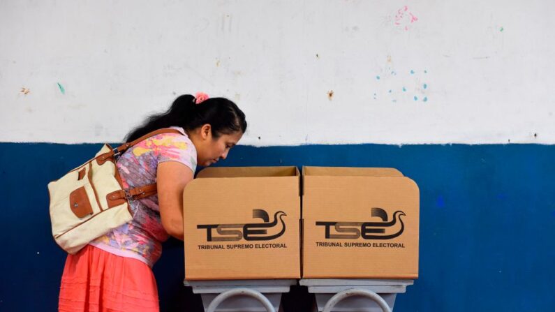 Una mujer vota durante las elecciones presidenciales salvadoreñas en un centro de votación en San Salvador (El Salvador), el 3 de febrero de 2019. (Oscar Rivera/AFP vía Getty Images)